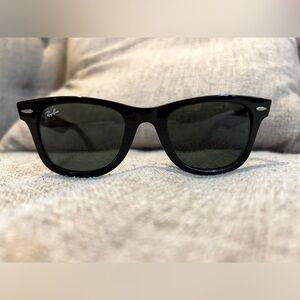 Ray-Ban Wayfarers sunglasses - black frame / green lens